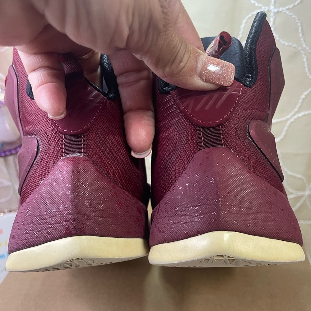 Lebron 13‎ Maroon and Gold size 6.5 Y Kids - Picture 7 of 11